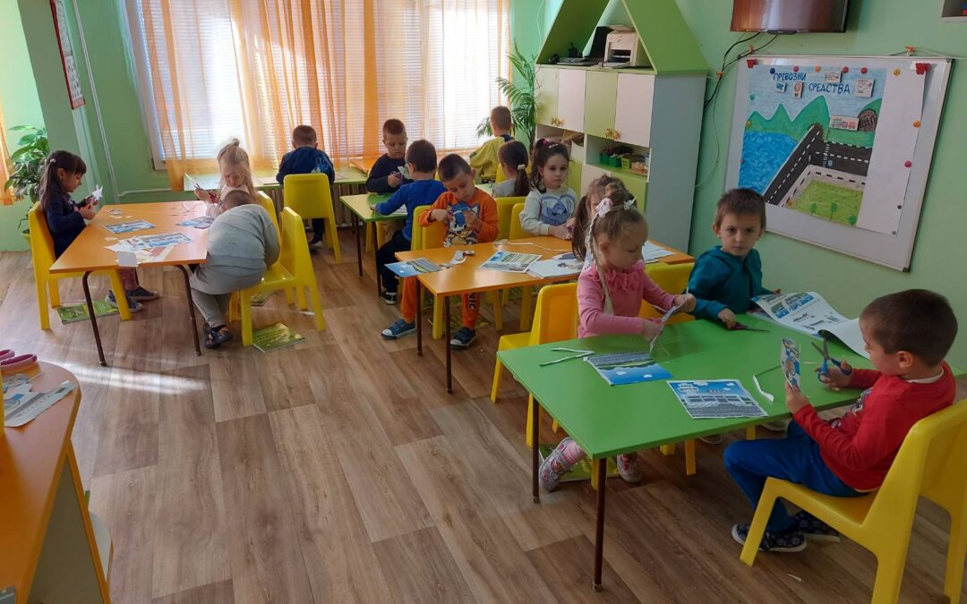 Децата от гр. Калинка си направиха собствено летище с правилните превозни средства.